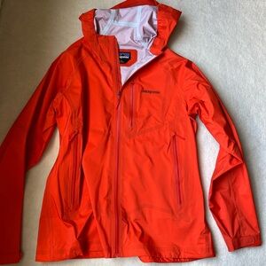 Brand new Patagonia hooded light weight wind breaker rain jacket L flame coral